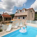 Dinja Villa *